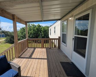 Brand New! Spacious mobile home! - Hackberry - Balcony
