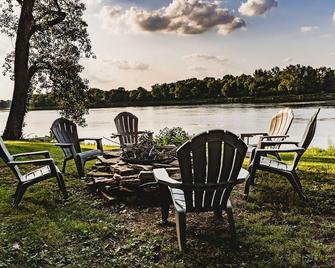Cozy 3-bedroom home on the waterfront, dog friendly! - Wilmington - Patio