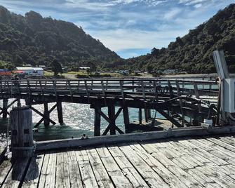 Cosy Bach, minutes to Neil's Beach, Jacksons Bay, with lots of adventures. - Haast