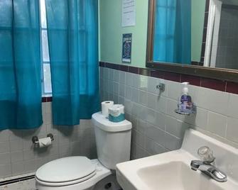 Charming Waterfront 3 Bedroom Cabin by RedAwning - Norfolk