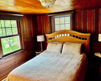 Creekside Manor on the ‘Sock - Williamsport - Bedroom