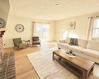 Quiet 4-bedroom house charming Beatrice - Beatrice - Wohnzimmer