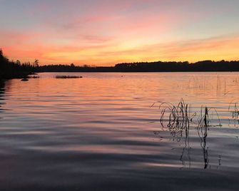 Realaxing Cat Tails Retreat at the Lake Edge Cottages! - Lakefield - Outdoors view