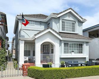 2 Bedroom / 2 Bath - AC - 1 Block from the beach. Upstairs / back-unit. - Newport Beach - Building