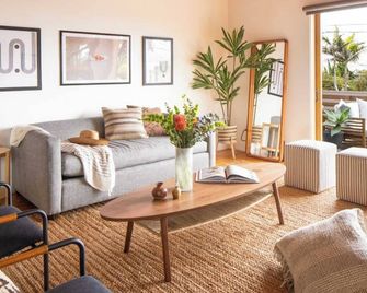 Camden by Avantstay 5mins to the Beach! Elevated Home w/ Pacific Ocean Views - Encinitas - Obývací pokoj