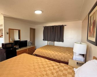 Queen's Motel Blenheim Near Lake Erie ON - Blenheim