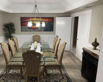 Breathtaking, Lakefront, Pool, Private, big group, birds viewing - Harlingen - Eetruimte