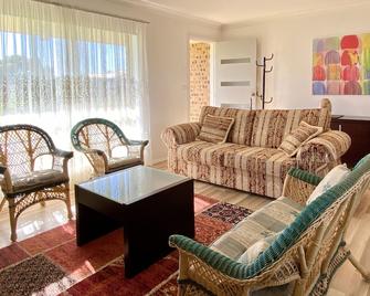 Titania Motel - Oberon - Living room