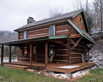 Historic Log Cabin, Dreamy Loft Suite, Stone Frpl. - Hendersonville - Building
