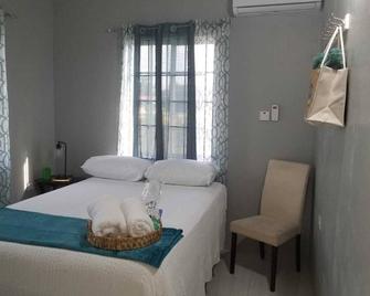 Something Blue - Savanna La Mar - Schlafzimmer