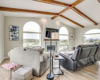 San Marcos Getaway with Deck and Lake Views! - San Marcos - Living room