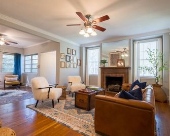 Historic Gem on Williams St. Centrally Located in Valdosta Georgia - Valdosta - Living room