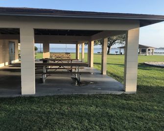 Beautiful Home Across The Street From La - Lake Placid - Patio