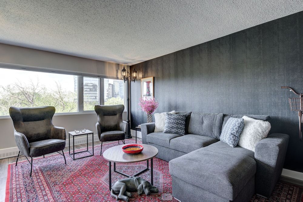~the Juke Joint ~ Downtown, Pool & Waterslides! - Saskatoon - Living room