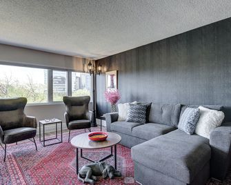 ~the Juke Joint ~ Downtown, Pool & Waterslides! - Saskatoon - Living room