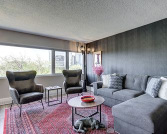 ~the Juke Joint ~ Downtown, Pool & Waterslides! - Saskatoon - Living room