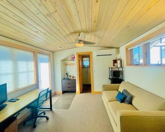 Comfortable, private studio three blocks to downtown - Louisville - Living room