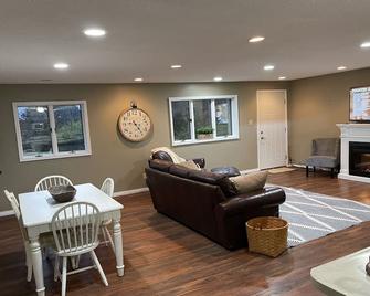 Gramke Guest House 2 Acre Property Peaceful Country Oasis - Quincy - Living room