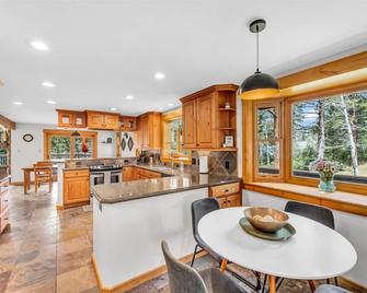 Creekside Mountain Views Hot Tub - Evergreen - Kitchen