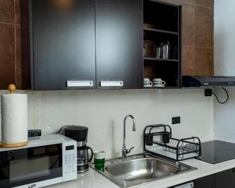 First floor room with small living room and kitchenette - Alto Boquete - Cocina