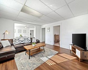 921 · Cumming Avenue Rentals #921 - Superior - Living room