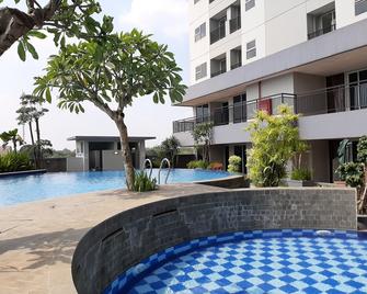 Comfy 2BR Apartment at Parkland Avenue By Travelio - Serpong - Pool