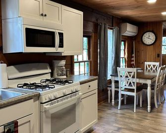 Cozy 3-bedroom cabin on Wisconsin River Chain - 200' from the Beach Bar & Grill - Rhinelander - Cocina