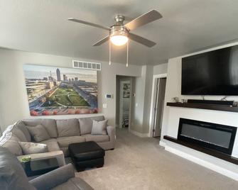 Relaxing Entire House Located in Ankeny Iowa - Bondurant - Living room