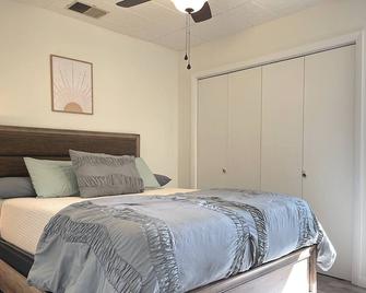 Downtown Cabin- pet friendly, walking distance to Mentock Park - Cody - Bedroom