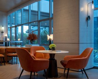 Holiday Inn Guiyang Airport By IHG - Guiyang - Bar