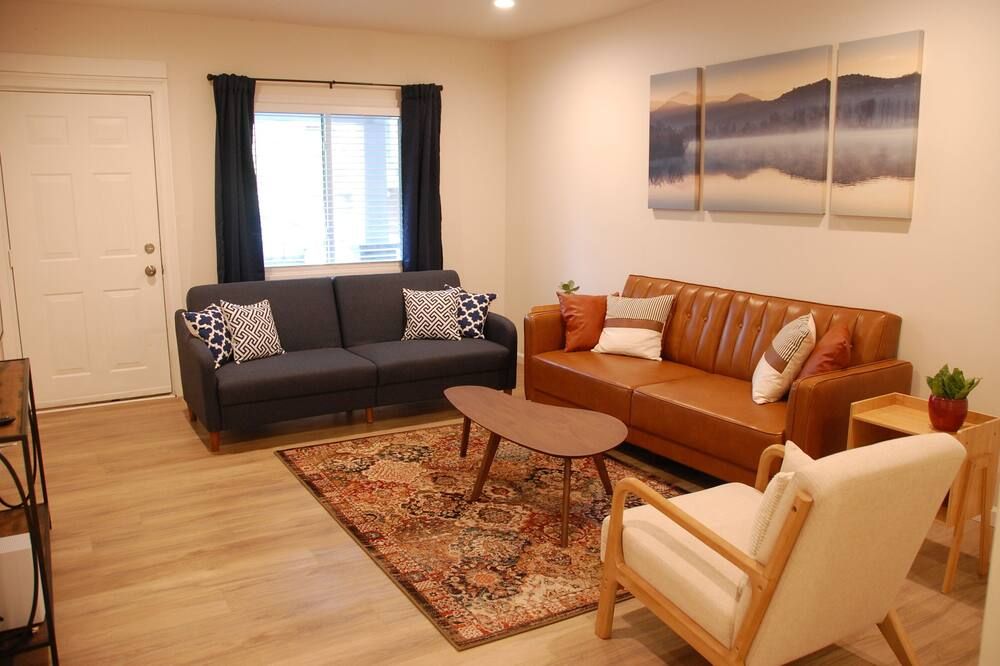 Pittsburgh Delight - Comfy 2B/1B Apt w/ Private Parking, First Floor Unit - بيتسبرغ - غرفة معيشة