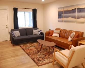 Pittsburgh Delight - Comfy 2B/1B Apt w/ Private Parking, First Floor Unit - Pittsburgh - Sala de estar