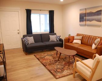 Pittsburgh Delight - Comfy 2B/1B Apt w/ Private Parking, First Floor Unit - Pittsburgh - Ruang tamu