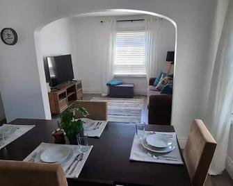 Beautiful 2 Bedroom Home In The Heart Of - North Bay - Dining room