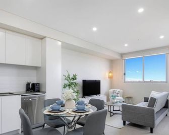 KozyGuru | Merrylands | Balcony Chic with Parking - Merrylands