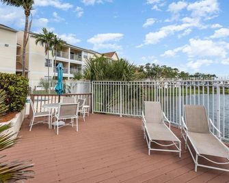 Ground Floor 2 Bdrm King Condo Close to Beach - Melbourne - Balcony