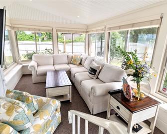 Best Beach House “Sweet Spot” on Sylvan Beach - Sylvan Beach - Sala de estar