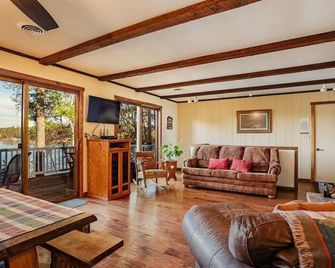 Cozy Cottage with so many amenities, on beautiful Little Hills Lake in Wautoma - Wautoma - Living room