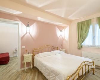 The Residence Of Pleasures Lost - Rosa - Lastra a Signa - Camera da letto