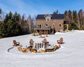5BR Retreat w/ Hot Tub - Sleeps 12 in Stratton - Stratton - Edificio