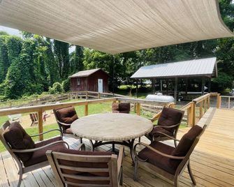 {Das Vogel Haus} Cheerful cottage getaway in Helen - Helen - Patio