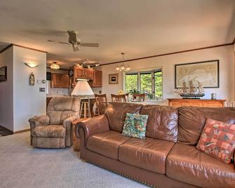 15 Mi to Duluth Lake Superior Beachfront Home! - Duluth - Living room