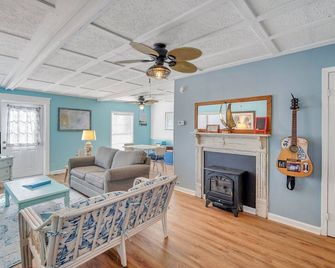 Tybee Lighthouse Cottage (A): Walk to the Beach! - Tybee Island - Living room