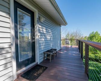 Beautiful Catskills country home get-away, with views, big private yard & forest - Loch Sheldrake - Balcony
