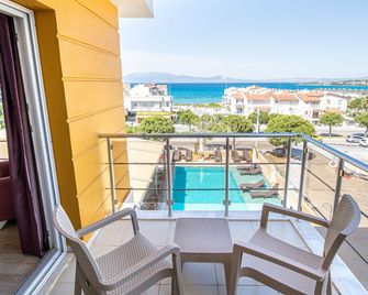 Twins Hotel Cesme - Cesme - Balcón