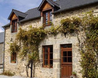Drop Your Bags In The Heart Of The Alpes Mancelles, - Saint-Léonard-des-Bois - Edificio