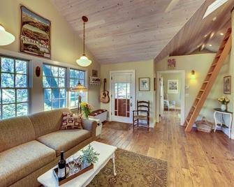 The Heard House - downtown Murphys - Murphys - Living room