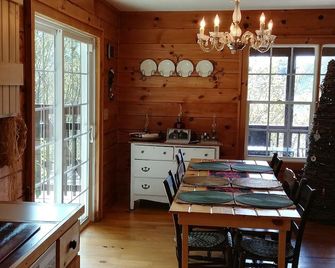 Isaac's River Cabin - log cabin nestled on the banks of the New River - West Jefferson - Їдальня