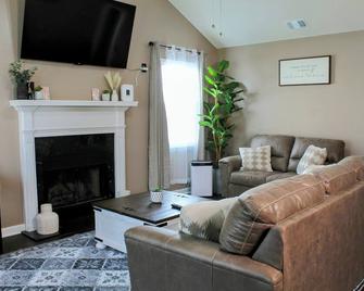 Charming 3-bedroom house with WiFi, AC in lovely Warner Robins - Warner Robins - Living room