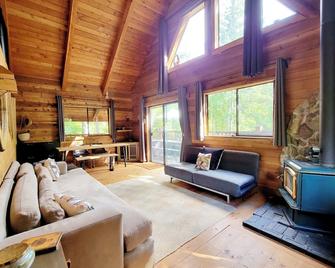 Romantic Off-Grid Cabin - Pemberton - Living room